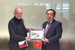 Tran Duc Thang, membre du Comité central du Parti et secrétaire du Comité provincial du Parti (à droite), offre un cadeau à un représentant tchèque. (Photo : VNA)
