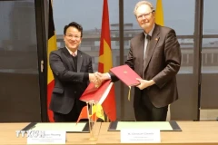 Trần Quốc Phương, vice-ministre vietnamien du Plan et de l’Investissement et Christian Carette, Inspecteur général de Wallonie-Bruxelles International (WBI). Photo . VNA