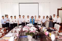 Les responsables de Ninh Thuan et la délégation de la BM posent pour une photo de groupe lors de la réunion du 2 novembre. Photo : VNA