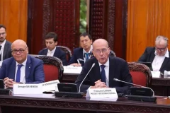François Corbin, vice-président du MEDEF International en charge de la coordination dans la région ASEAN et représentant spécial du ministre français de l'Europe et des Affaires étrangères pour les relations économiques dans la région ASEAN, s'exprime lors de la réunion avec le vice-Premier ministre Tran Hong Ha. (Photo : VNA)