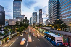 Des véhicules traversent Jl. MH Thamrin, l'une des principales artères de la capitale Jakarta. (Photo : thejakartapost.com)