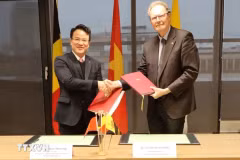Trần Quốc Phương, vice-ministre vietnamien du Plan et de l’Investissement et Christian Carette, Inspecteur général de Wallonie-Bruxelles International (WBI). Photo . VNA