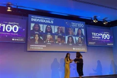 Le Dr Nguyen Thuy Ba Linh (robe longue jaune) de l'University College London (UCL) devient la première scientifique vietnamienne à remporter le prix TechWomen 100 du Royaume-Uni. (Photo : VNA)