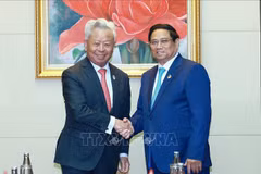 Le Premier ministre Pham Minh Chinh (droite) et le président de la BAII, Jin Liqun. Photo : VNA