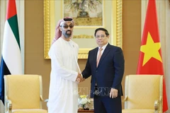 Le Premier ministre Pham Minh Chinh (droite) et le conseiller à la sécurité nationale des Émirats arabes unis (EAU) et vice-gouverneur d'Abou Dhabi, Tahnoun bin Zayed Al Nahyan. Photo : VNA