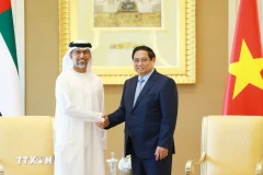 Le Premier ministre Pham Minh Chinh (droite) et Sheikh Mansour bin Mohammed bin Buti Al Hamed, président-directeur général du groupe Mubadala. Photo : VNA