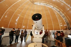 Des visiteurs observent le ciel à l'observatoire astronomique de Hanoi. (Photo : VNA)