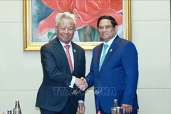 Le Premier ministre Pham Minh Chinh (droite) et le président de la BAII, Jin Liqun. Photo : VNA
