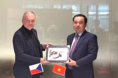 Tran Duc Thang, membre du Comité central du Parti et secrétaire du Comité provincial du Parti (à droite), offre un cadeau à un représentant tchèque. (Photo : VNA)