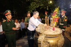 Le dirigeant Tô Lâm rend hommage aux héros morts pour la Patrie à Quang Tri. Photo : VNA