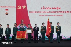 Le président de la République Luong Cuong a remis le 9 décembre le titre de Héros des forces armées populaires à l'Institut aérospatial Viettel du Groupe de l'industrie militaire et des télécommunications (Viettel). Photo . VNA