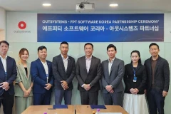 Des dirigeants de l'entreprise informatique vietnamienne FPT et d'OutSystems posent pour une photo lors de la cérémonie de signature à Séoul. Photo : FPT