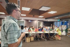 Un entrepreneur présente ses idées au panel d'experts lors de l'atelier. Photo : VNA