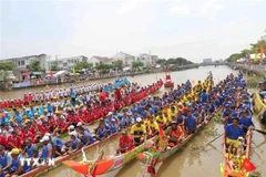 La course de pirogues. Photo: VNA