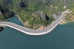 La route côtière reliant les baies de Ha Long et Bai Tu Long