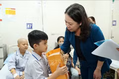 La vice-présidente Vo Thi Anh Xuan offre des cadeaux à des enfants atteints de cancer. Photo: VNA
