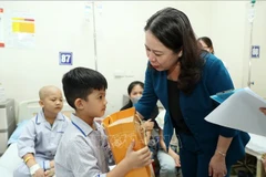 La vice-présidente Vo Thi Anh Xuan offre des cadeaux à des enfants atteints de cancer. Photo: VNA
