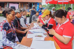 Le comité d'organisation aide des habitants de l'ethnie Co Tu à enregistrer des cartes SIM. Photo: VNA