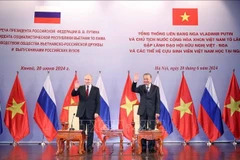 Le président vietnamien To Lam (à droite) et son homologue russe Vladimir Poutine lors de leur rencontre cordiale avec les dirigeants de l'Association d'amitié Vietnam-Russie et les anciens étudiants vietnamiens ayant étudié en Russie. Photo: VNA