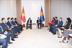 Le général de corps d'armée Luong Tam Quang, membre du Bureau politique et ministre de la Sécurité publique (gauche) rencontre le secrétaire général de l'ASEAN, Kao Kim Hourn. Photo: VNA