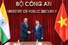 Le général Luong Tam Quang, membre du Politburo et ministre de la Sécurité publique (droite) et le conseiller adjoint à la sécurité nationale indien Pavan Kapoor. Photo: VNA