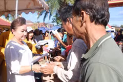 Remise des cadeaux à des victimes touchés par le typhon Yagi au Laos. Photo: VNA