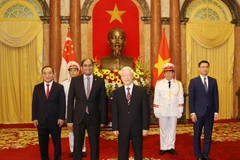 Le secrétaire général du Comité central du Parti communiste du Vietnam, Nguyen Phu Trong (droite) reçoit l'ambassadeur de Singapour au Vietnam, Jaya Ratnam, venu lui présenter leurs lettres de créance. . Photo: VNA
