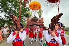 La procession traditionnelle unique de palanquins de la fête de l'ancien village de Hung Lo. Photo: VNA