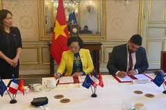 Le ministre français de la Fonction publique, de la Simplification et de la Transformation de l'action publique Guillaume Kasbarian et la ministre vietnamienne de l'Intérieur Pham Thi Thanh Tra signent un accord administratif entre les deux ministères. Photo: VNA