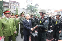 Le secrétaire général Nguyen Phu Trong visite et inspecte l'état de préparation au combat du commandement de la police mobile du ministère de la Sécurité publique, le 2 janvier 2016. Photo: VNA