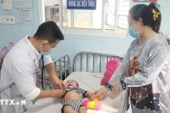 Un médecin de l'Hôpital pédiatrique Nhi Dong 1 de Hô Chi Minh-Ville traite un enfant atteint de la rougeole. Photo: VNA