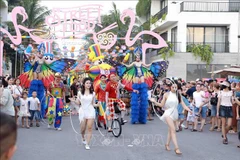 Des touristes découvrent la rue piétonne de Flamingo Dai Lai Resort, au Vietnam. Photo: VNA