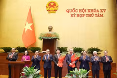 Les dirigeants offrent des fleurs pour féliciter le secrétaire général To Lam et le président Luong Cuong. Photo: VNA