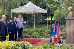 Le ministre des AE Bui Thanh Son, l'ambassadeur du Vietnam en France Dinh Toan Thang et des dirigeants de la ville de Montreuil offrent des fleurs au buste du Président Hô Chi Minh dans le parc Montreau. Photo: VNA 