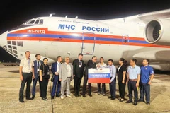 L'avion du ministère russe des situations d'urgence a livré 35 tonnes d'aide humanitaire au Vietnam à l'aéroport international de Noi Bai. Photo: VNA