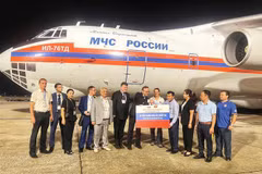 L'avion du ministère russe des situations d'urgence a livré 35 tonnes d'aide humanitaire au Vietnam à l'aéroport international de Noi Bai. Photo: VNA