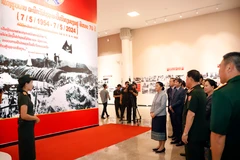 Exposition de photos sur la Victoire de Diên Biên Phu au Laos. Photo: VNA