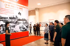 Exposition de photos sur la Victoire de Diên Biên Phu au Laos. Photo: VNA