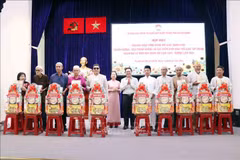 Pham Minh Tuan, vice-président du Comité municipal du FPV (centre) remet des cadeaux aux représentants des Conseils de gestion des mosquées et des oratoires à l'occasion de la fête Raya Idil Adha. Photo: VNA