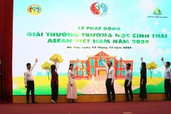 Des représentants de ministères, d'agences et d'organisations lors du lancement du prix ASEAN Eco-Schools Vietnam 2024. Photo: baotainguyenmoitruong.vn