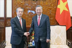 Le président To Lam (droite) reçoit l'ambassadeur de Chine au Vietnam Xiong Bo. Photo: VNA