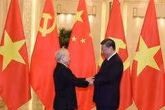 Le secrétaire général du PCC et président chinois Xi Jinping préside la cérémonie d'accueil du secrétaire général du PCV Nguyen Phu Trong, en visite officielle en Chine (Pékin, 31 octobre 2022). Photo: VNA