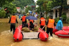 La police de la province de Ha Giang aide les habitants à se déplacer vers un endroit sûr. Photo: VNA