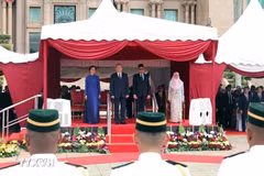 Le secrétaire général du Parti communiste du Vietnam (PCV), To Lam, et son épouse lors de la cérémonie d’accueil présidée par le Premier ministre malaisien et son épouse. Photo: VNA