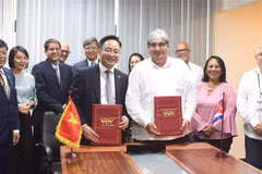 VOV signe un accord de coopération avec l'Institut cubain d'information et de communication sociale. Photo: VNA