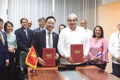 VOV signe un accord de coopération avec l'Institut cubain d'information et de communication sociale. Photo: VNA