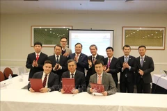 La province de Nam Dinh signe un protocole d'accord sur la coopération dans l'élaboration et la mise en œuvre de la stratégie de croissance de la province dans un avenir proche avec la Saigon Telecommunications and Technologies Corporation (SaiGonTel) et l'Australia Global Consulting Ltd. Photo: VNA