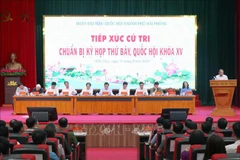 Le vice-Premier ministre Trân Luu Quang rencontre des électeurs à Hai Phong. Photo: VNA