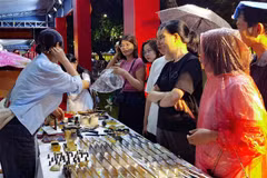 Des visiteurs lors de la fête des cadeaux touristiques de Hanoï 2024. Photo: VNA