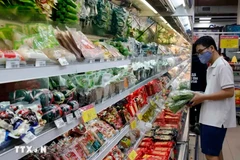 Au supermarché Co.opmart Hanoi. Photo: VNA